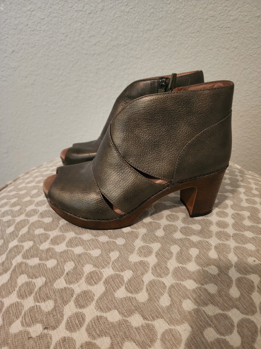 Dansko Size 39 Women’s Open-Toe Ankle Boot in Dark Olive Shimmer